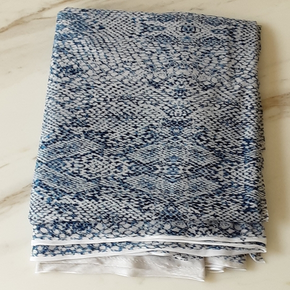 Blue White Animal Print 100% Polyester Soft Silky Fabric 5.4 Yards - Picture 2 of 4